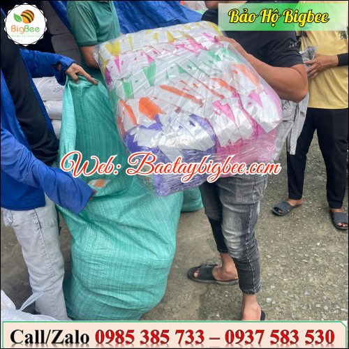Hình ảnh Thu Hồng giao 5000 cái áo mưa tiện lợi đi Kiên Giang.