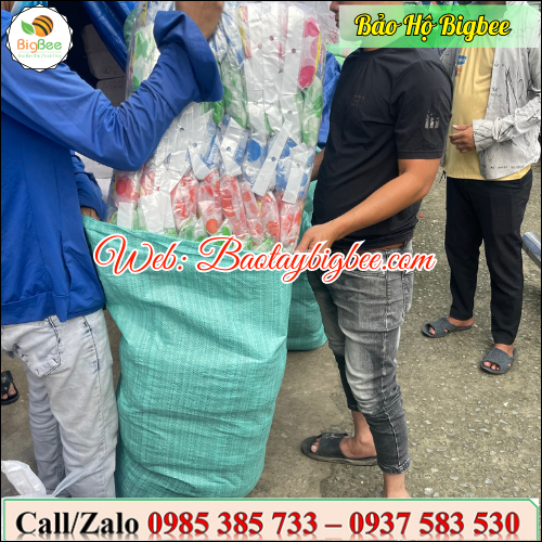 Hình ảnh Thu Hồng giao 5000 cái áo mưa tiện lợi đi Kiên Giang.