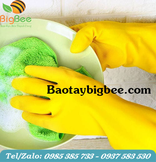 Găng tay cao su ứng dụng khi rửa chén hay lau chùi vệ sinh