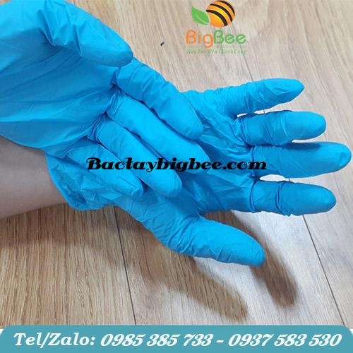 Găng tay y tế nitrile có se viền chống rách chống tuột và dễ mang.